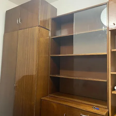 Comfortable 3 Bedroom Unit With A Cozy Balcony In Center *
