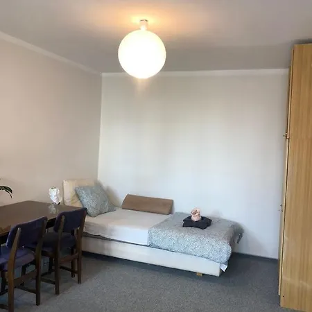 Comfortable 3 Bedroom Unit With A Cozy Balcony In Center *